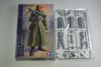 Tamiya Figur 1:16 WWII Figur Dt.Soldat m.Mantel u.MG Plastik Model Bausatz 36306